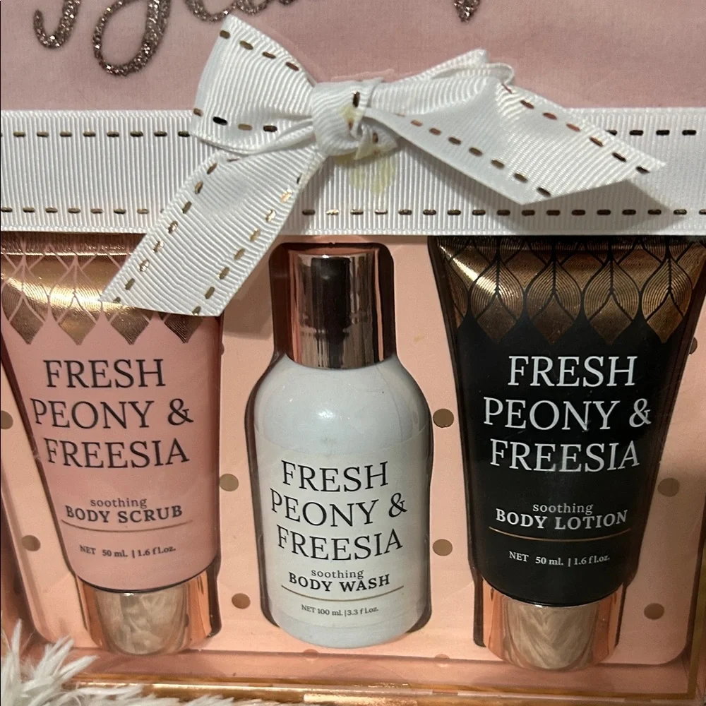 Fresh Peony & Freesia Body Wash Gift Set - Picture 6 of 7